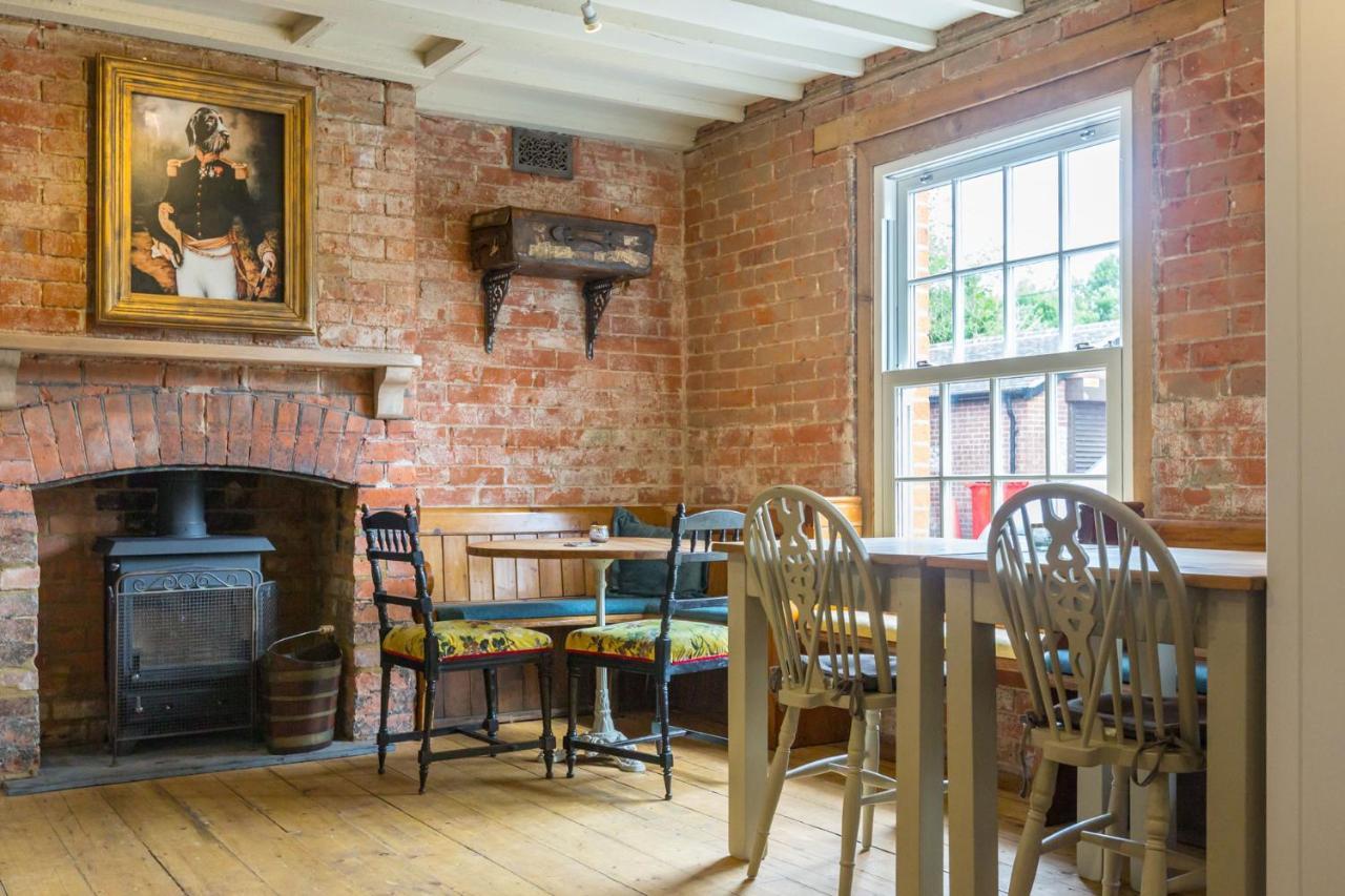 The Dog & Gun Inn Netheravon エクステリア 写真